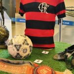 Zico-no-Maracanã-Camisa-bola-e-chuteira-do-craque-do-Flamengo-Foto-Nathalia-Molina-@ComoViaja